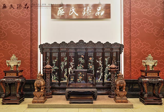 區氏臻品所制作的宮廷家具威嚴大氣(配圖為區氏臻品展廳一角)