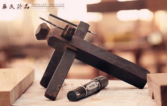 古老的畫線工具,區(qū)氏臻品的工匠們叫他做“飛機”,因為它的造型很像將要起飛的飛機