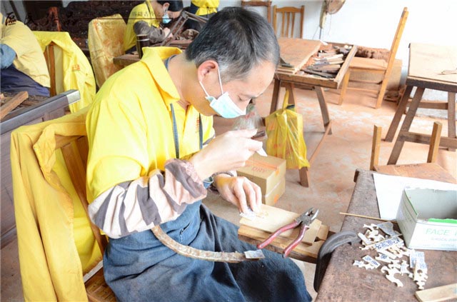 這些字,都是區(qū)氏臻品工匠耐心用鎪弓子一個個鋸出來的