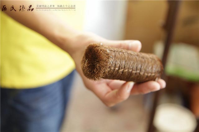 用鬃刷刷過的家具,滑潤有光澤(區(qū)氏臻品工廠實拍)