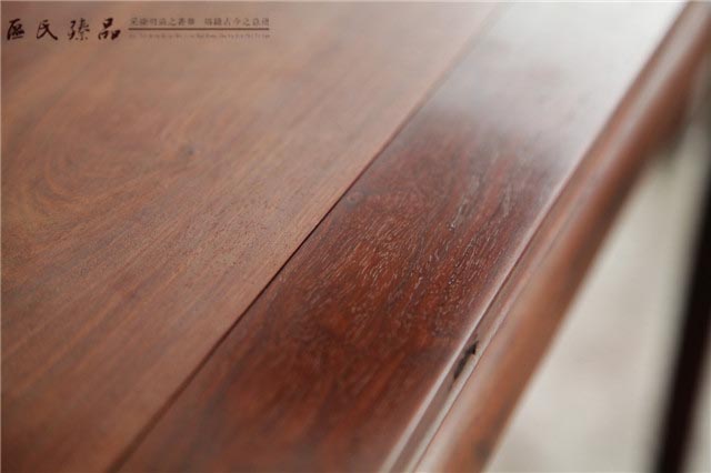 用鬃刷刷過的家具,滑潤有光澤(區(qū)氏臻品工廠實拍)