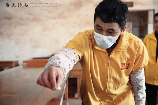區(qū)氏臻品黃師傅正在進行最后的打磨驗收工作,用數(shù)十年的經(jīng)驗檢驗家具是否做到位,是最嚴格的標準