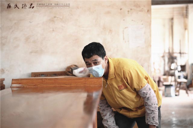 區(qū)氏臻品黃師傅正在進行最后的打磨驗收工作,用數(shù)十年的經(jīng)驗檢驗家具是否做到位,是最嚴格的標準