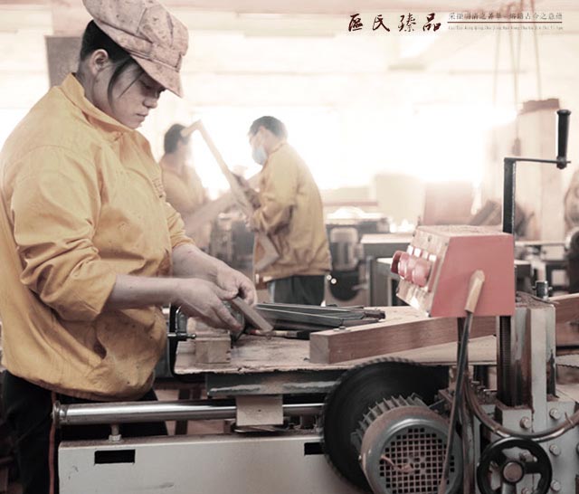 區(qū)氏臻品女匠人不只在雕花、打磨崗位,她們照樣可以操作機械設備