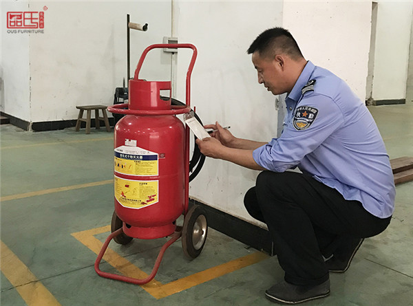 區氏臻品安全規范化生產打造現代紅木企業