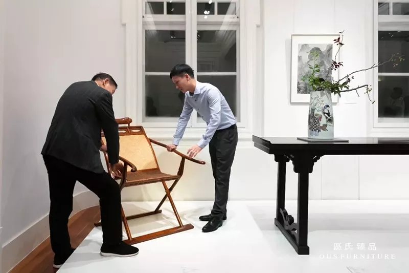 區氏父子(區勝春與區錦澤)在預展現場 區氏父子(區勝春與區錦澤)在預展現場